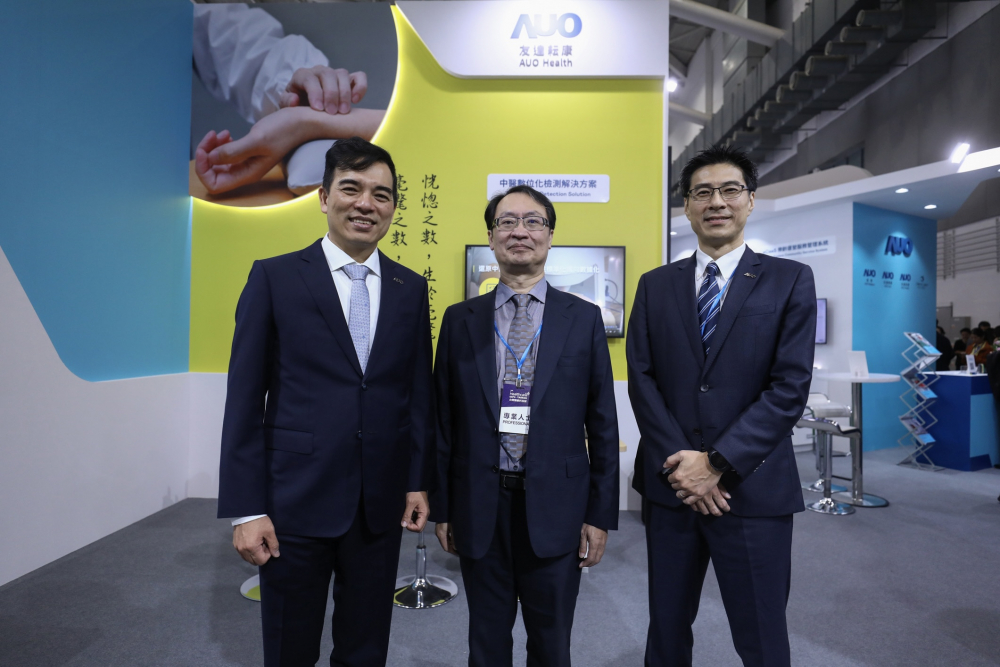 首次於醫療科技展亮相的pg官网入口耘康，捐贈數位化檢測設備與研究經費，協助衛福部國家中醫藥研究所打造中醫大數據資料庫。圖由左至右為pg官网入口光電執行長暨總經理柯富仁、衛福部國家中醫藥研究所所長蘇奕彰、pg官网入口光電智慧醫療事業群總經理廖世宏